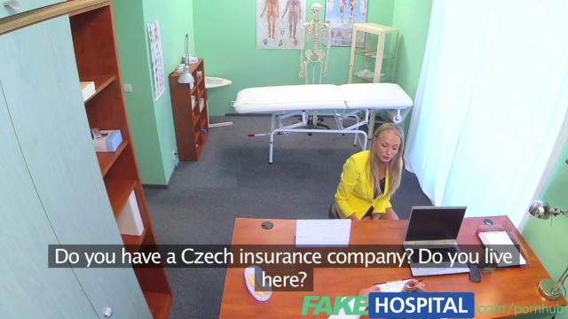 Сексуальная блондинка-доктор трахает своего пациента перед скрытой камерой - Fake Hub