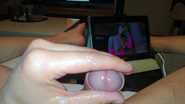 Порно Муж дрочит и спускает сперму своей жене на киску смотреть онлайн