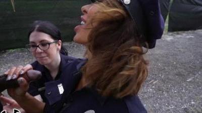 Две девушки в полицейской форме отсосали член негру