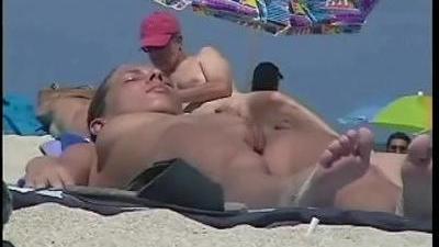 Мужик записывает порно на нудистском пляже