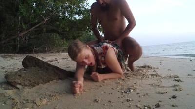 Грубый пляжный секс